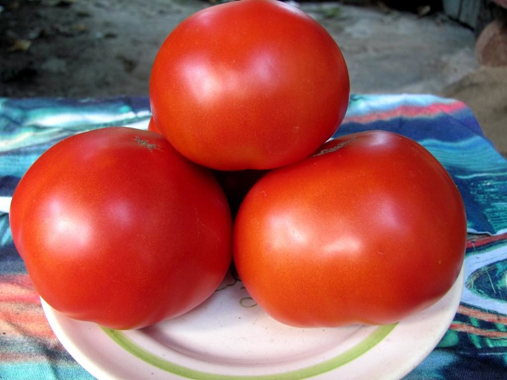 Крупные томаты на тарелке