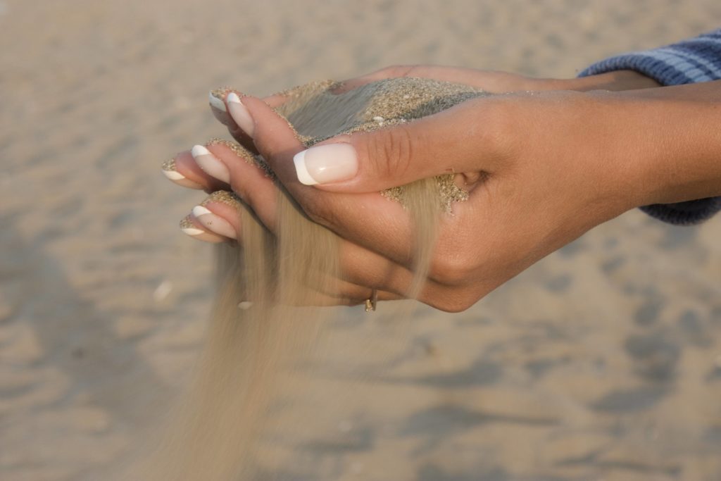 Горсть песка в руках