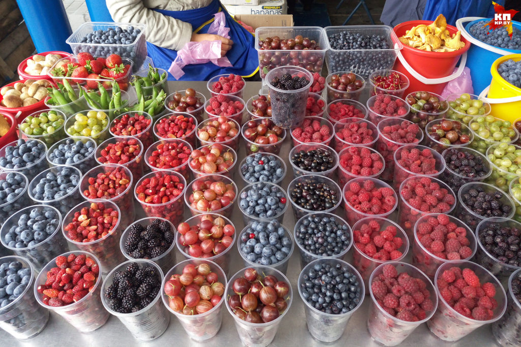 Продажа ягод на рынке